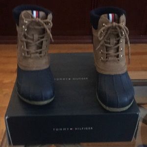 Tommy Hilfiger Duck boots brand new   8m
